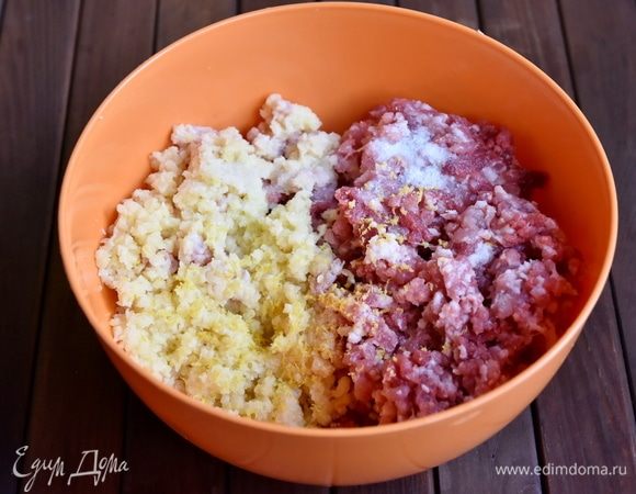 Мясо с картофелем перекрутить на мясорубке, добавить цедру лимона и соль. Вымесить фарш.