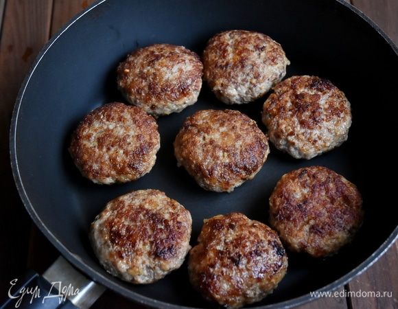 Сформировать из фарша котлеты. В сковороде разогреть растительное масло и обжарить котлеты на среднем огне до румяности с обеих сторон. Накрыть сковороду крышкой, уменьшить огонь и довести котлеты до готовности.