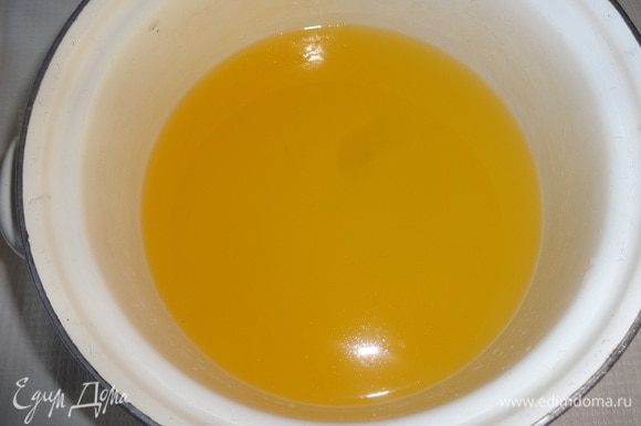 Вылить апельсиновый сок к сыворотке, перемешать.