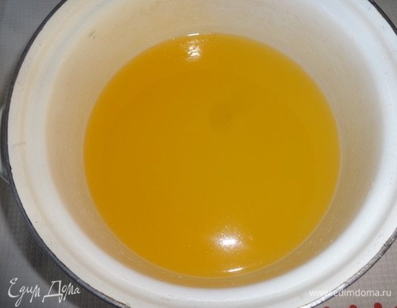 Вылить апельсиновый сок к сыворотке, перемешать.