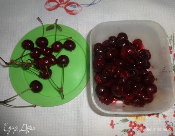 Вишни вымыть, обсушить. Часть вишен оставить для украшения. Из остальных удалить косточки.