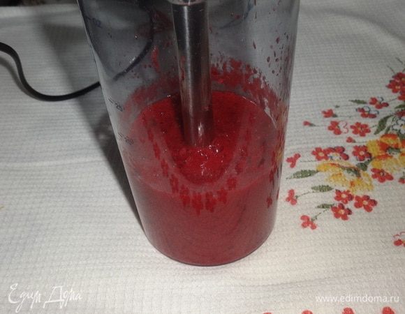 Вишни пюрировать блендером.