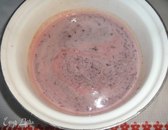 Вишневое пюре выложить в кастрюлю с сывороткой и апельсиновым соком, перемешать.