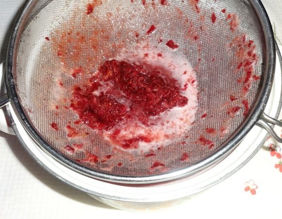 Напиток процедить через мелкое сито, вишневую массу протереть. Добавить сахар, перемешать до полного растворения. Поставить кастрюлю с напитком в холодильник на 1 час.