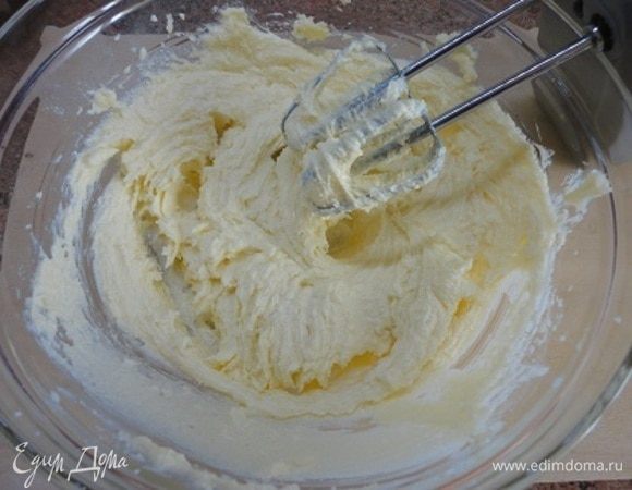 Мягкое масло смешиваем с сахаром и ванильным сахаром и взбиваем миксером минут 10 до пышности.