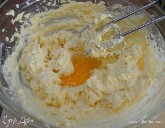 Продолжая взбивать, добавляем по одному яйца. Только не мелкие, тогда берите больше на одно.