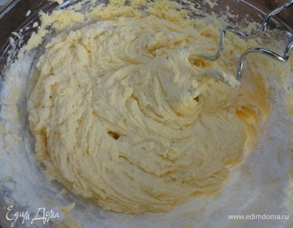 Муку смешайте с разрыхлителем и добавляйте к масляной смеси частями, перемешивая миксером, но уже с другими насадками.