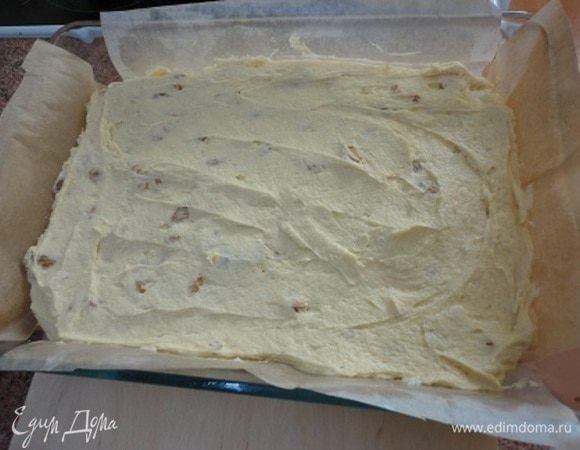 Я использовала стеклянную форму размером 20х30 см. Я страшная перестраховщица, поэтому выстилаю практически всегда формы бумагой. Но можно форму просто смазать маслом и посыпать измельченными орехами (что тоже очень интересно) или панировочными сухарями. Выпекать 30–45 минут при температуре 180–190°C (ориентируйтесь по своей духовке), но не 1–1,5 часа, как написано в книге. Готовность проверяем деревянной шпажкой.