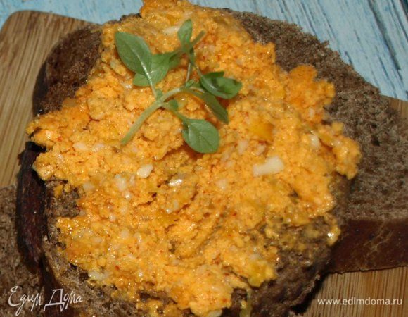 Прекрасный завтрак. Теплый тост и сливочный дип.