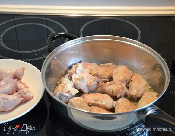 Обжарьте курицу на растительном масле до золотистой корочки и уберите со сковороды.