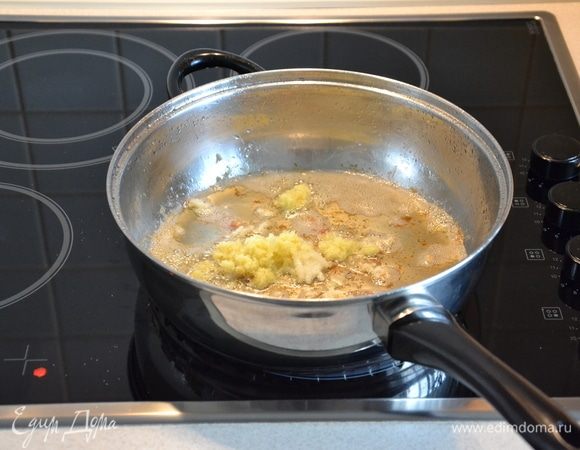 На сковороду в масло, где жарилась курица, кладем чеснок, пропущенный через чесночный пресс, и натертый на терке имбирь.