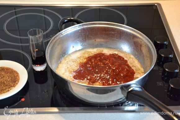Затем добавляем мед, кетчуп, соевый соус и горчицу. Смешиваем все ингредиенты.