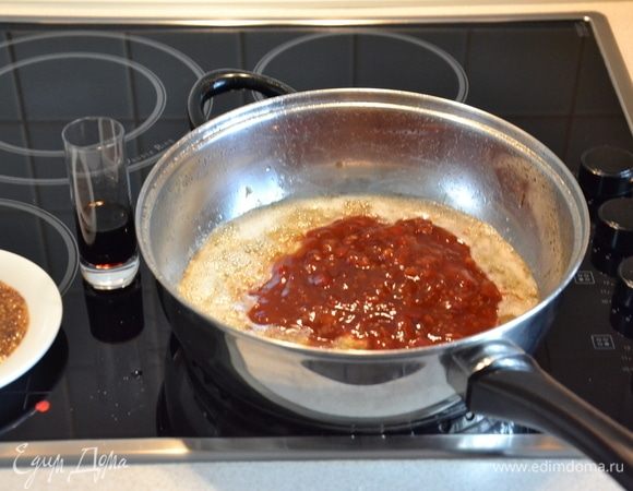 Затем добавляем мед, кетчуп, соевый соус и горчицу. Смешиваем все ингредиенты.