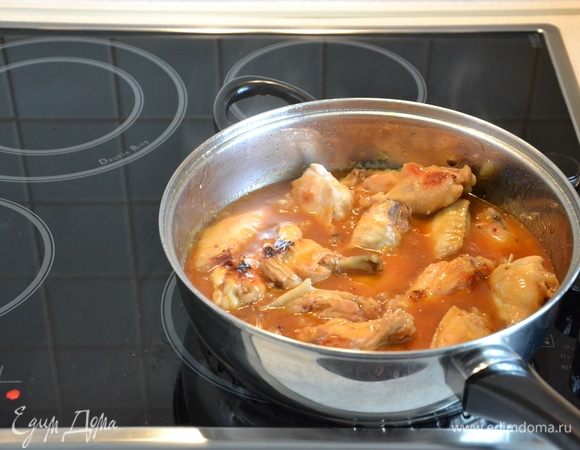 В готовый соус опускаем обжаренную курицу.