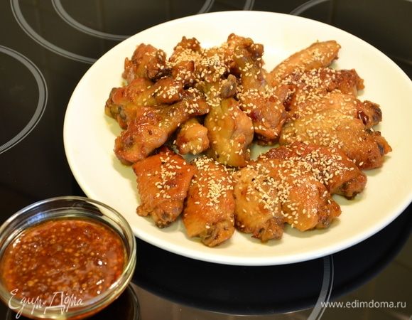 Готово, перед подачей посыпаем обжаренным кунжутом. В отдельной пиале подаем соус, в котором томились крылья. Приятного аппетита!
