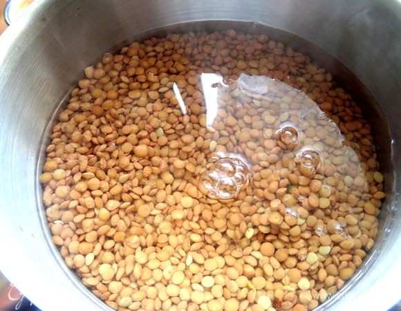 Чечевицу коричневую залить водой и поставить на огонь, варить до готовности. Лишнюю воду слить. В составе я указала уже готовую.
