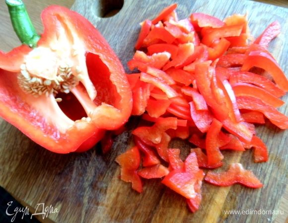 Перец порубить тонко.