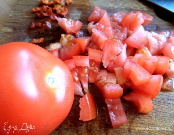 Помидор нарезать любыми кусочками. Лишний сок можно удалить.