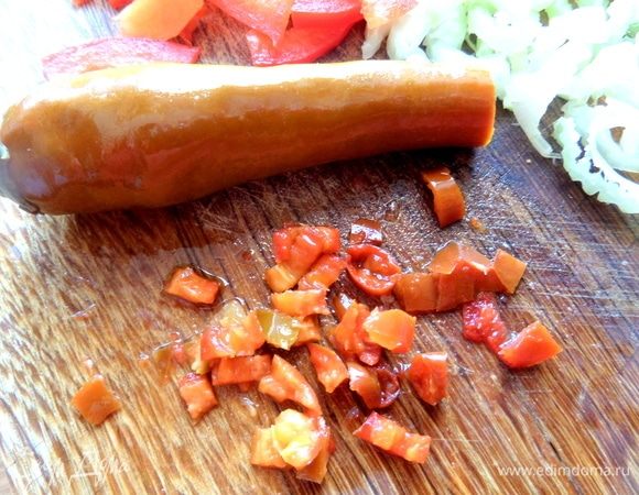 Решила немного добавить пикантности, маринованный чили покрошить.