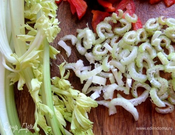 Сельдерей тонко нарезать. У меня 2 тонких стебля.