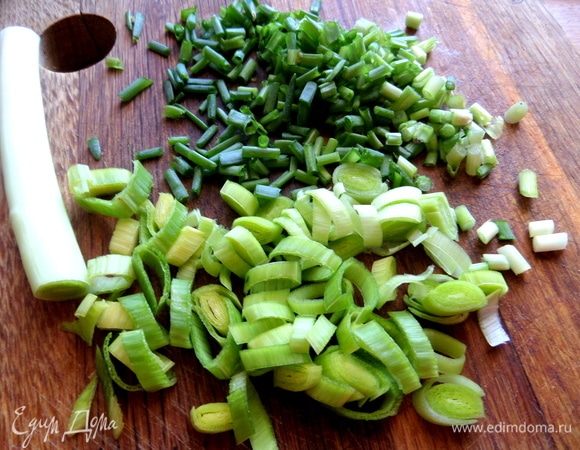 Два вида лука порубить. Порей идет внутрь салата, а зеленый лук для украшения.