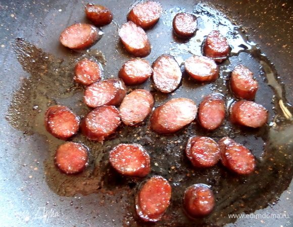 Обжарить на сухой сковороде.