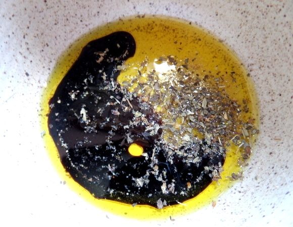 Для заправки все смешать.