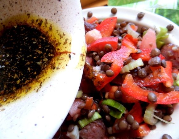 Полить заправкой салат.