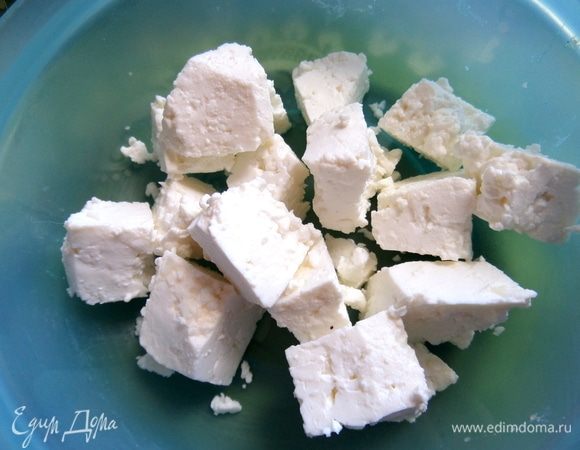 Но более вкусно будет с брынзой, которую нарезать кубиком.