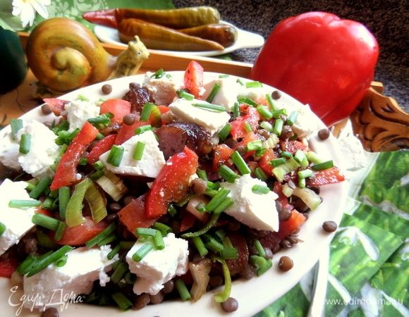 Украсить салат сверху брынзой и зеленым луком.