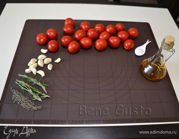 Помидоры моем и просушиваем. Чеснок очищаем.