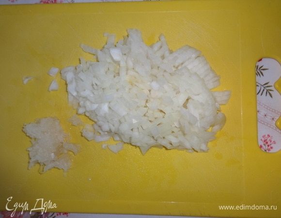 Для фрикаделек лук и чеснок очистить, вымыть, обсушить. Лук мелко нарезать, чеснок пропустить через пресс.