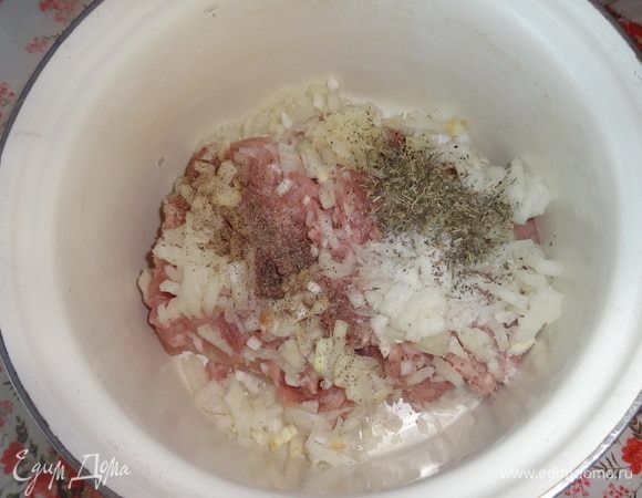 Нарезанные лук и чеснок добавить в фарш. Всыпать соль, перец, сухую приправу из прованских трав, перемешать.