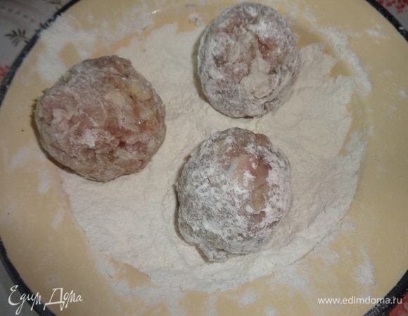 Фрикадельки обвалять в муке.