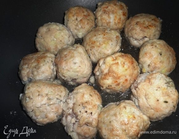 В сковороду налить растительное масло, разогреть и обжарить на нем фрикадельки со всех сторон в течение нескольких минут.