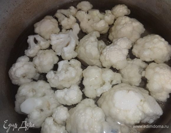 Цветную капусту разобрать на соцветия. Кочерыжку вырезать. Бланшировать цветную капусту в подсоленной воде в течение 5 мин.