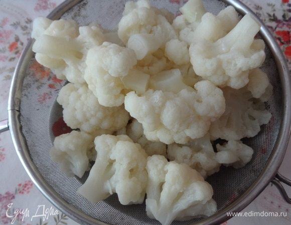 Отваренную капусту откинуть на дуршлаг.