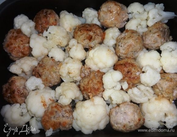 Форму смазать растительным маслом. Выложить в форму обжаренные фрикадельки и соцветия цветной капусты, чередуя друг с другом. Вылить в форму заливку. К сожалению, забыла сфотографировать этот шаг.