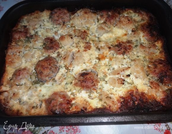 Поставить форму в духовку, разогретую до 180°C, и запекать 35–40 мин. Вот так выглядит готовая запеканка. Я не сразу вытащила форму из духовки, когда выключила, поэтому у меня немного поджарилась по краям.