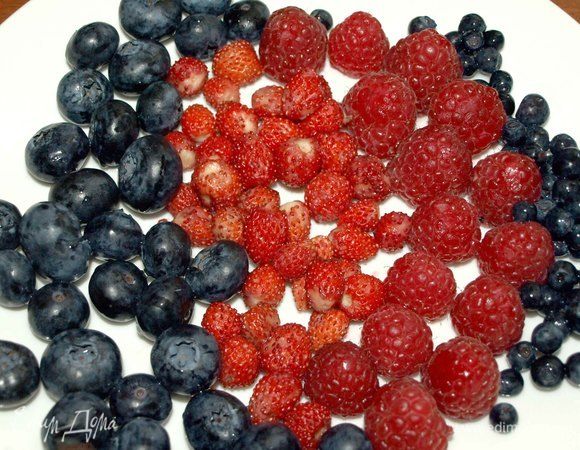 Количество ягод условное. Часть ягод можно отправить в морозилку, пока готовим смузи-боул.