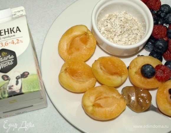Подготовить все ингредиенты. Абрикосы (вес указан без косточек) лучше нарезать небольшими кусочками.