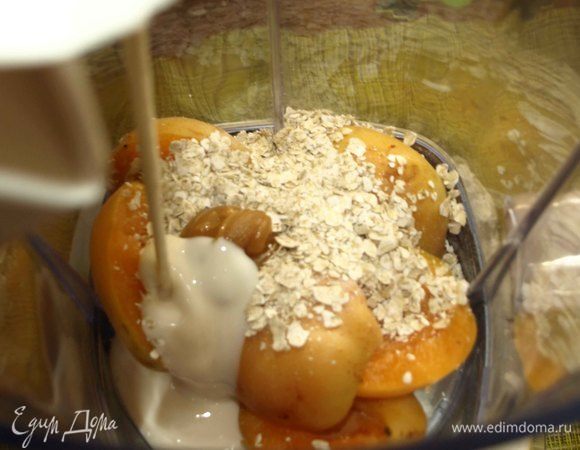 Добавляем ряженку ТМ «Углече Поле». Все взбиваем до однородного состояния.