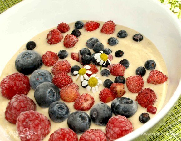 Сверху добавляем ягоды.