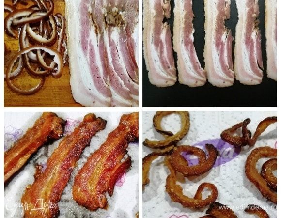 Подготовим бекон. С варено-копченого бекона снимем шкурку и обжарим ее в сковороде, она очень вкусная и будет ощущаться в чизбургере, как чипсы. Бекон выложим на противень и оправим в духовку на 5 минут запекаться при температуре 200°C. Готовый бекон выложим на салфетку, чтобы убрать излишки жира.