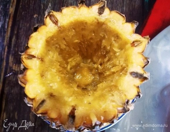Срезаем верхушку у ананаса и ложкой аккуратно вынимаем мякоть.
