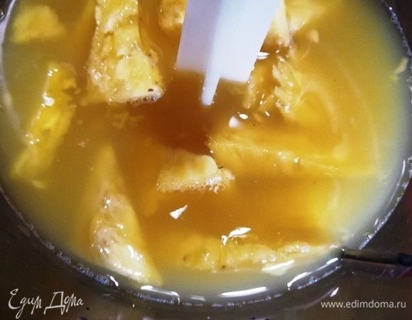 Складываем мякоть в измельчитель и перебиваем до однородного состояния.