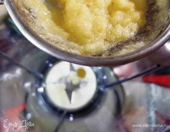 Через мелкое сито процеживаем ананас. Ананасовый жмых не выкидываем, с ним получается очень вкусная выпечка.