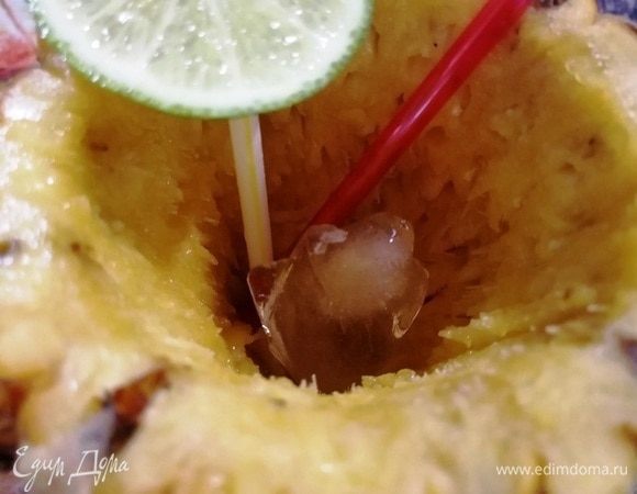 На дно ананаса выкладываем лед и наливаем коктейль.
