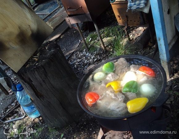 Просто расскажу, как делали мы. Уверен, ничего секретного нет:) Хотя, парочка есть моментов, ниже, «за кадром», расскажу. Итак, если вы где-то, где есть его высочество казан... На огонь его, на сильный. В него — нарезанное крупными кусками (с кулак) говядину (тут, конечно, на любителя, любое мясо, но для бульона, так сказать, более «ширпотреб» — говядина все-таки проверенный ингредиент). Перец сладкий целиком (помыть, семена из него аккуратно вырезать, лук–репку — прямо целыми головками, чеснок — целыми головками (все мытое, конечно, предварительно), морковь — целиком. Соли крупной и перца черного горошком, лаврушки. Водой до краев, закрывать не нужно. Огонь — сильный. Пусть закипает...
