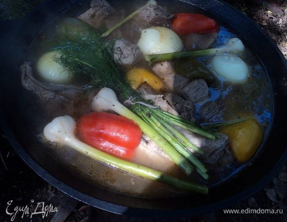 Потом огонь уменьшили до «бульк-бульк-бульк», добавили пучки зеленого лука и укропа. И так час пусть томится на огне. Вот тут первый секретный момент. Имеющиеся лук (и репка, и зеленый, перец сладкий, чеснок) до начала готовки разделите на две части. Первую с самого начала закинете в казан, когда бульон полтора часа поварится, все соки в блюдо отдаст, его нужно достать, отжать шумовкой (соки все в казан, конечно же) и убрать, а вот вторую половину минут за 15 до конца готовки бросить в казан — эти пойдут на гарнир, закуску.